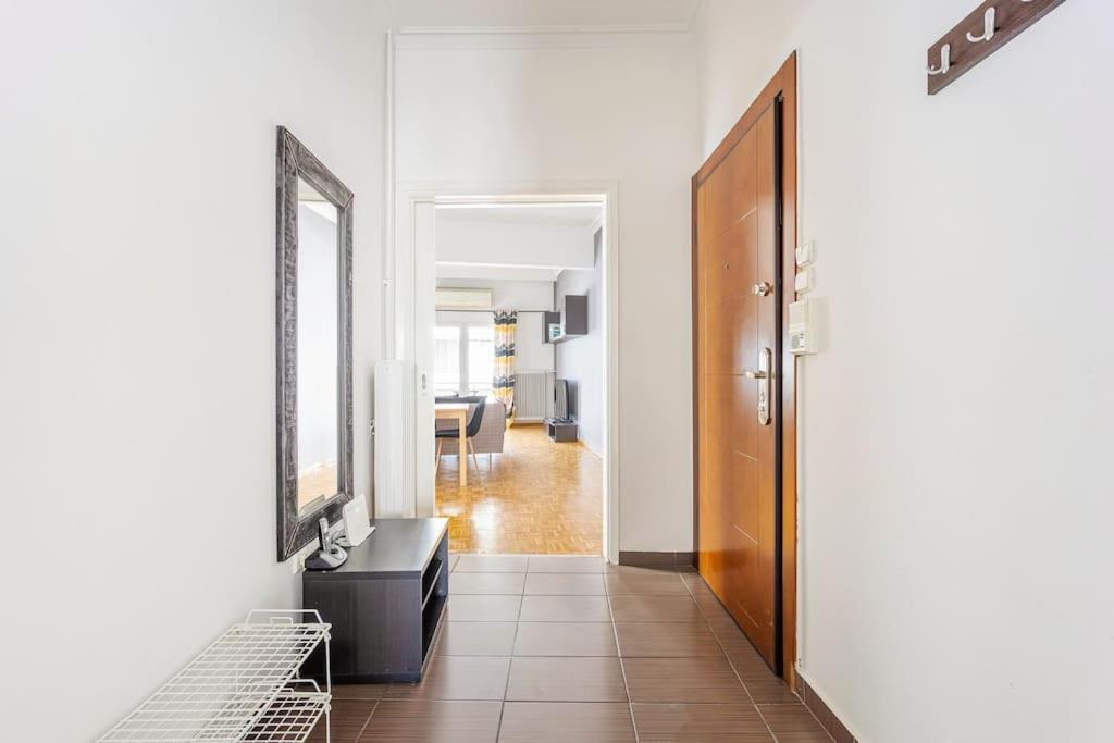Apartment In The Middle Of Everything Атина Екстериор снимка