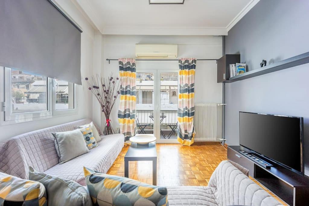Apartment In The Middle Of Everything Атина Екстериор снимка