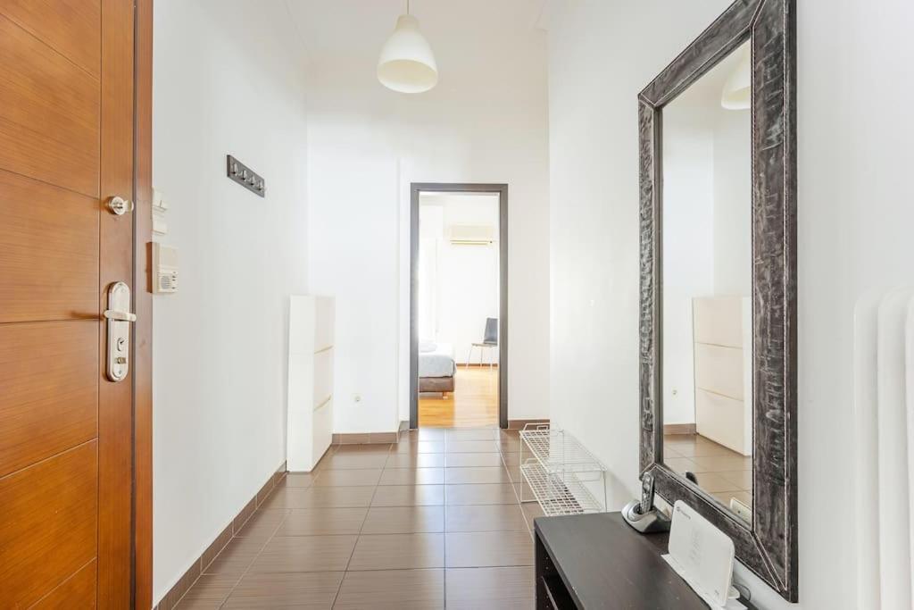 Apartment In The Middle Of Everything Атина Екстериор снимка