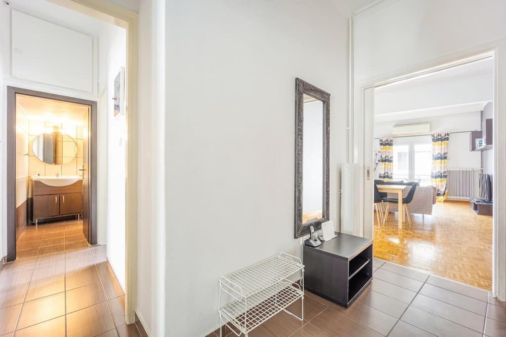 Apartment In The Middle Of Everything Атина Екстериор снимка