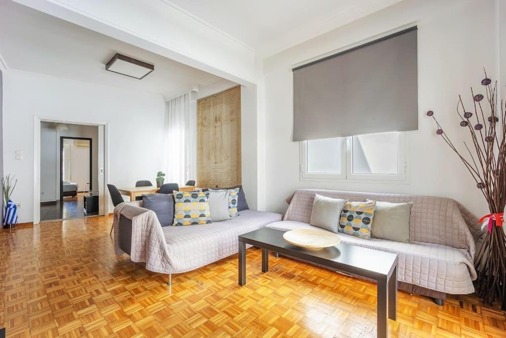 Apartment In The Middle Of Everything Атина Екстериор снимка