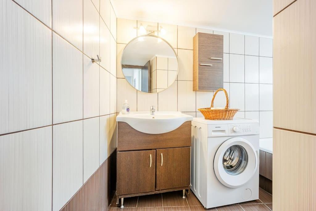 Apartment In The Middle Of Everything Атина Екстериор снимка